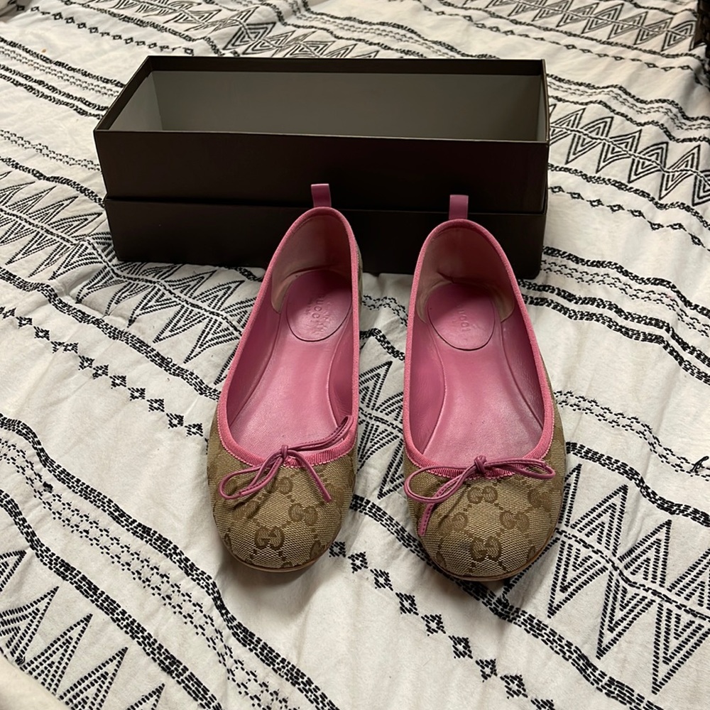 Womens Gucci slip on shoes